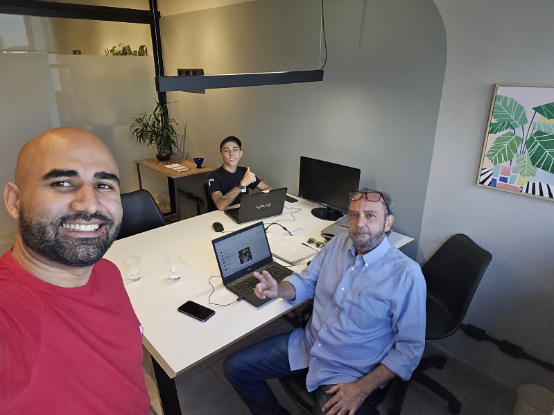 Reunião de diagnóstico de processos com equipe do cliente em escritório