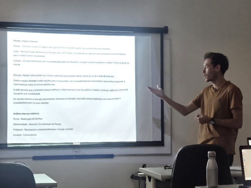 Aluno apresentando projeto final projetado na tela para a turma