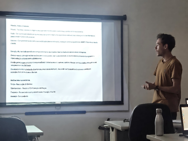 Aluno conduzindo análise de caso empresarial projetada em sala de aula