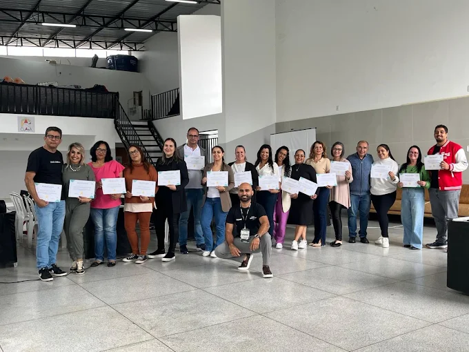 Turma reunida segurando certificados após treinamento in-company da LINCE